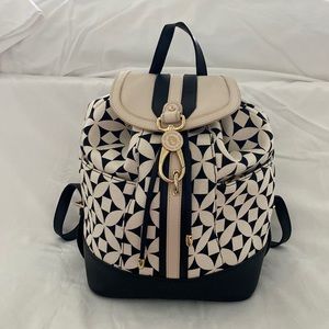 Spartina Black and White Backpack EUC with 2 zippered side pockets.